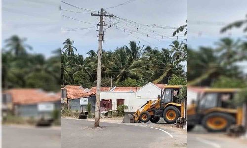 கோவில்பாளையத்தில் நடுரோட்டில் உள்ள மின்கம்பத்தை மாற்றி அமைக்க கோரிக்கை