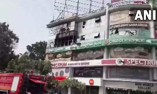 குஜராத்தில் ஆஸ்பத்திரி வளாகத்தில் தீ விபத்து- 13 குழந்தைகள் உள்பட 75 பேர் பத்திரமாக மீட்பு