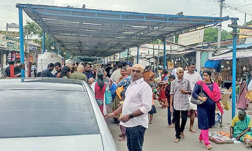 பழனியில் ஆக்கிரமிப்புகளால் திணறும் அடிவார சாலை