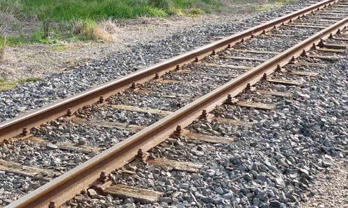 மதுரை-தேனி அகல ரெயில்பாதையில் கல் வைத்ததால் பரபரப்பு
