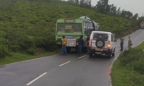 மஞ்சூரில் சூறாவளி காற்றில் பறந்த அரசு பஸ் மேற்கூரை தார்ஷீட்