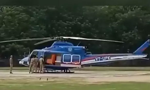 உ.பி முதல்வர் பயணித்த ஹெலிகாப்டர் அவசரமாக தரையிறக்கம்