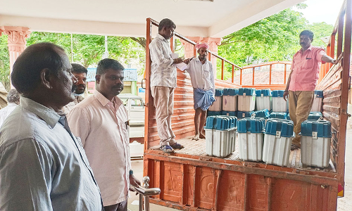 கடலூர் கலெக்டர் அலுவலகத்துக்கு எடுத்து செல்லப்பட்ட  திட்டக்குடி தொகுதி வாக்குபதிவு எந்திரங்கள்