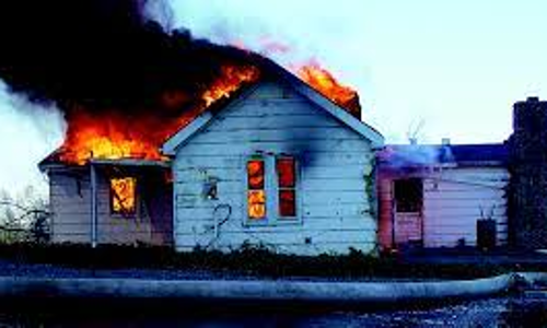 கியாஸ் கசிவால் வீடு எரிந்து நாசம்