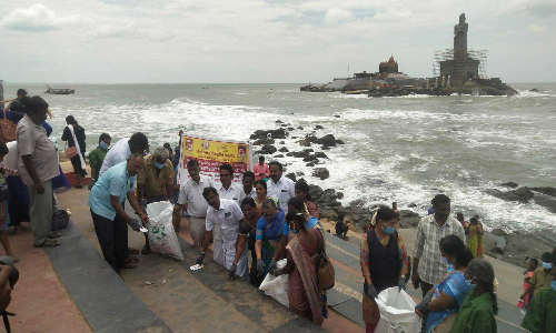 கன்னியாகுமரியில் முக்கடல் சங்கமம் கடற்கரை பகுதியில் மெகா தூய்மைப் பணி