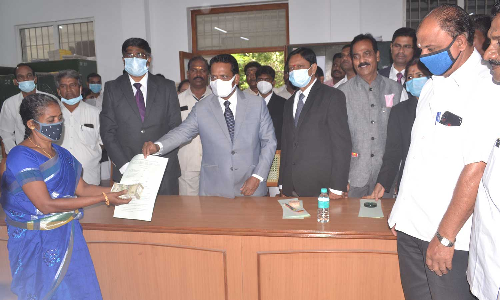 மக்கள் நீதிமன்றத்தில் 1300 வழக்குகளுக்கு தீர்வு