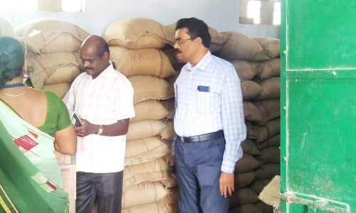 ரேசன் கடைகளில் அதிகாரி திடீர் சோதனை