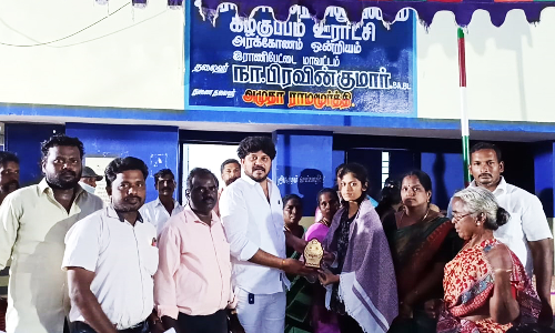 10, 12-ம் வகுப்பு தேர்ச்சி பெற்ற மாணவர்களுக்கு பரிசு