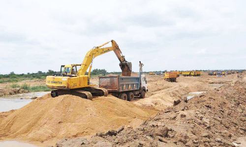 மண் கடத்திய பொக்லைன் எந்திரம் பறிமுதல்