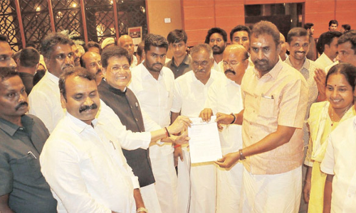 ஜவுளித்துறையை காக்க நடவடிக்கை எடுக்க வேண்டும்- மத்திய மந்திரி பியூஸ் கோயலிடம் முன்னாள் அமைச்சர் எஸ்.பி.வேலுமணி கோரிக்கை