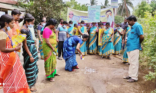 குப்பை மேட்டை அகற்றி கோலம் இட்டு விழிப்புணர்வு ஏற்படுத்திய நகர்மன்ற தலைவர்