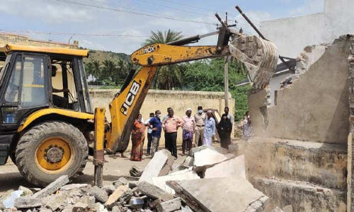 ஆற்காடு அடுத்த மேல்விஷாரத்தில் ஆக்கிரமித்து கட்டியிருந்த 333 வீடுகள் திடீர் இடிப்பு