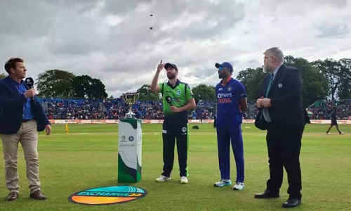 முதல் டி20 போட்டியில் இந்தியா டாஸ் வென்று பந்துவீச்சு தேர்வு - மழையால் ஆட்டம் தாமதம்