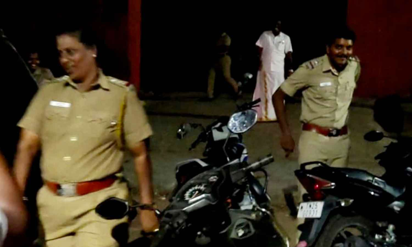 நித்யானந்தா ஆசிரமத்தில் கர்நாடக இளம்பெண்ணை அடைத்து வைத்துள்ளதாக புகார்- போலீசார் அதிரடி சோதனை நித்யானந்தா ஆசிரமத்தில் கர்நாடக இளம்பெண்ணை அடைத்து வைத்துள்ளதாக புகார்- போலீசார் அதிரடி சோதனை