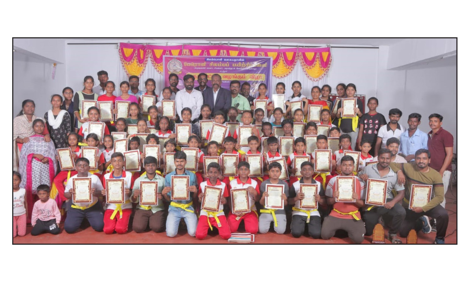 ஊத்தங்கரையில் சிலம்பு பள்ளி மாணவர்களுக்கு சான்றிதழ் வழங்கல் ஊத்தங்கரையில் சிலம்பு பள்ளி மாணவர்களுக்கு சான்றிதழ் வழங்கல்