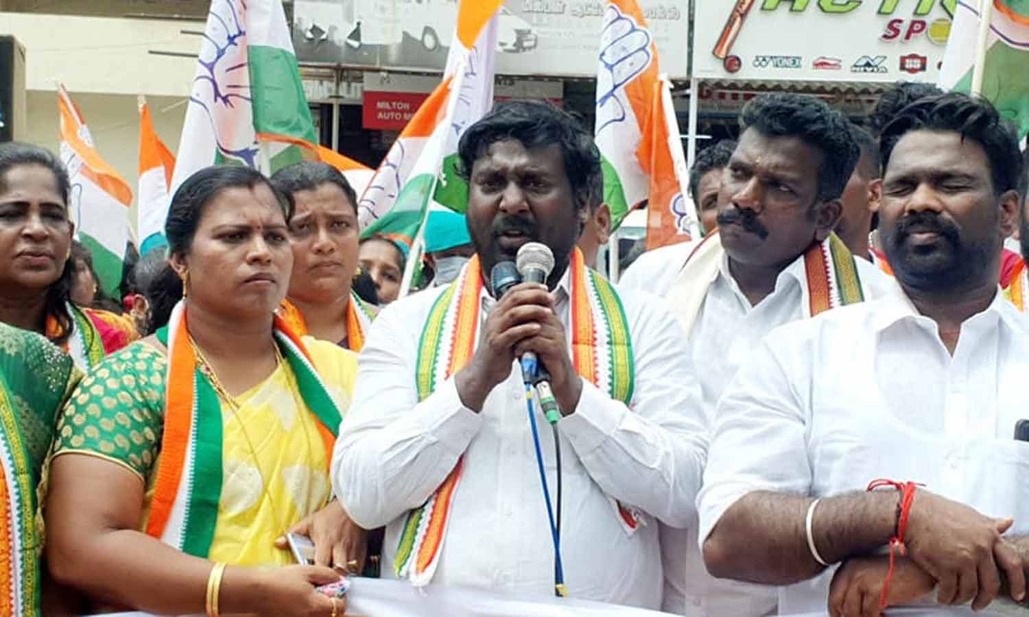 அக்னிபாத் எதிர்ப்பு போராட்டம்: விஜய் வசந்த் எம்.பி.- காங்கிரஸ் நிர்வாகிகள் பங்கேற்பு அக்னிபாத் எதிர்ப்பு போராட்டம்: விஜய் வசந்த் எம்.பி.- காங்கிரஸ் நிர்வாகிகள் பங்கேற்பு