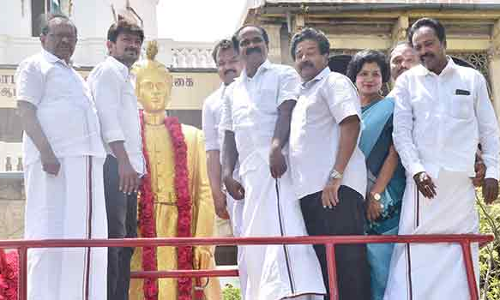 மன்னர் ராஜகோபால தொண்டைமான் சிலைக்கு உதயநிதி ஸ்டாலின் மாலை அணிவித்து மரியாதை