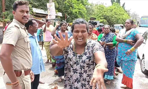 அரக்கோணத்தில் திருநங்கைகள் திடீர் மோதல்- போலீஸ் நிலையம் முன்பு தீக்குளிக்க முயற்சி