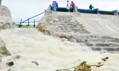 தூர்வாரும் பணிக்கு ரூ.120 கோடி ஒதுக்கீடு- மதுராந்தகம் ஏரிக்கரையை உடைத்து தண்ணீர் வெளியேற்றம்