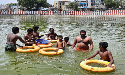 கன்னியாகுமரி காசி விஸ்வநாதர் கோவிலுக்கு சொந்தமான சக்கரதீர்த்தக்குளத்தில் உழவாரப்பணி செய்த சிவனடியார்கள்