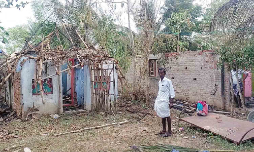 வீடுகள் தீப்பிடித்ததில் ரூ.13 லட்சம் பொருட்கள் நாசம்