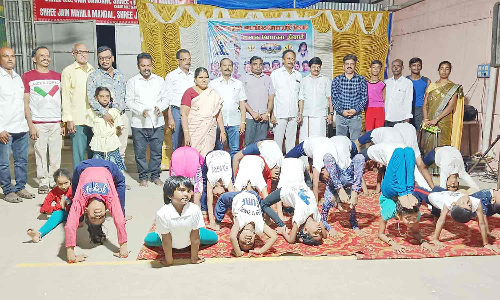 யோகாசனம் செய்து அசத்திய மாணவர்களுக்கு பாராட்டு