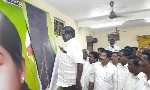 அ.தி.மு.க. அலுவலகத்தில் ஓ.பி.எஸ். படம் கிழிப்பு