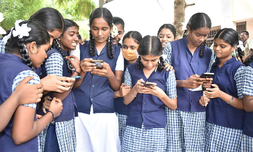 ஈரோடு மாவட்டத்தில் பிளஸ்-1  பொதுத்தேர்வில் 92.13 சதவீதம் பேர் தேர்ச்சி