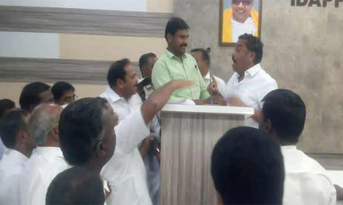 எடப்பாடி நகராட்சி கூட்டத்தில்  தள்ளுமுள்ளு-மோதல்