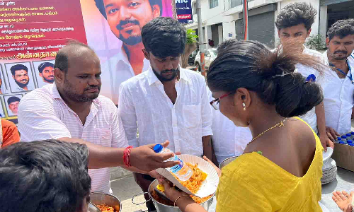 நடிகர் விஜய் பிறந்தநாளையொட்டி பொதுமக்களுக்கு  அன்னதானம்