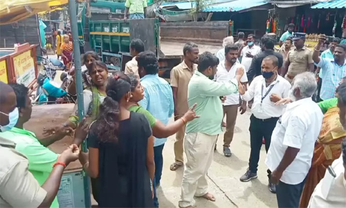 ஆக்கிரமிப்பை அகற்ற முயன்ற அதிகாரிகளுடன் கடை உரிமையாளர்கள் வாக்குவாதம்