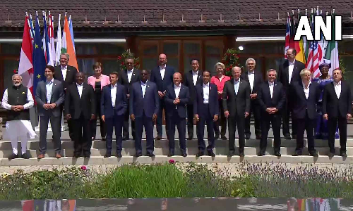 ஜி7 மாநாடு - உலக தலைவர்களுடன் கைகுலுக்கிய பிரதமர் மோடி