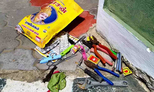 திருப்பூர் கலெக்டர் அலுவலக சோதனையில் சிக்கிய பொருட்களால் போலீசார் அதிர்ச்சி