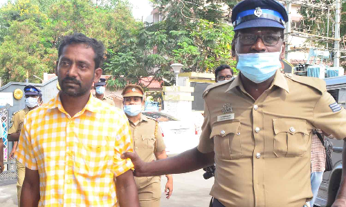 கலெக்டர் ஆபீசில் விஷம் குடித்தார்: தொழிலாளி புகாரை விசாரிக்காத சப்-இன்ஸ்பெக்டர் சஸ்பெண்டு