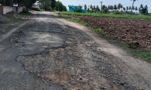 தியாகதுருகம் அருகே - குண்டும் குழியுமான  சாலையால் மாணவர்கள் அவதி