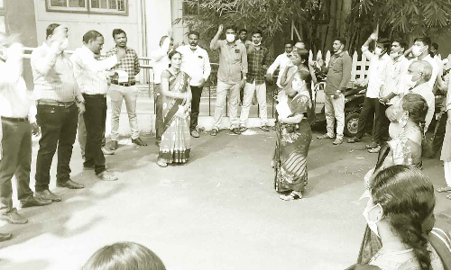 திருவள்ளூர் கலெக்டர் அலுவலகம் முன்பு அரசு ஊழியர்கள் போராட்டம்