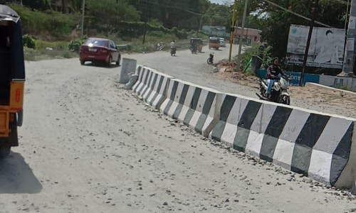 தென்காசியில் இருந்து இலஞ்சி செல்லும் பழுதடைந்த சாலையை உடனடியாக சீரமைக்க வேண்டும்-பொதுமக்கள் கோரிக்கை