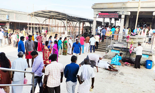 சென்னிமலை முருகன் கோவிலில் குவிந்த பக்தர்கள்