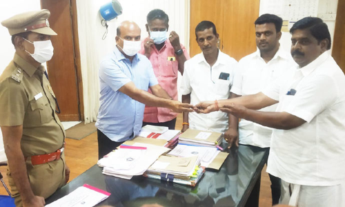 காஞ்சிபுரம் மாநகராட்சி 36-வது வார்டு இடைத்தேர்தல்- சாலையில் கிடந்த தங்க மோதிரத்தை போலீசில் ஒப்படைத்த தி.மு.க. வேட்பாளர்