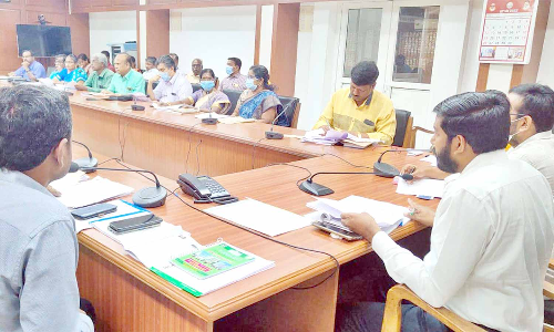 பொதுமக்களிடமிருந்து பெறப்பட்ட மனுக்கள் மீதான நடவடிக்கைகள் குறித்த கூட்டம் - கலெக்டர், எம்.எல்.ஏ. பங்கேற்பு