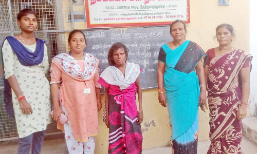 மனநலம் பாதிக்கப்பட்ட மூதாட்டி மீட்டு காப்பகத்தில் சேர்ப்பு