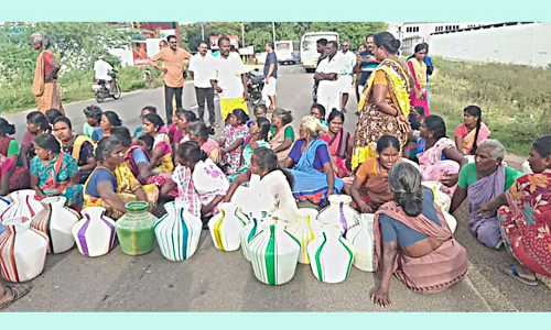 குடிநீர் கேட்டு பெண்கள் காலி குடங்களுடன் மறியல்