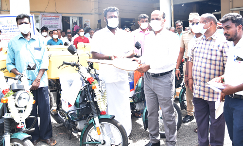 கடலூரில் குறைதீர்க்கும் நாள் கூட்டம்:  மீனவ மகளிர் பயனாளிகளுக்கு இரு சக்கர வாகனங்கள்