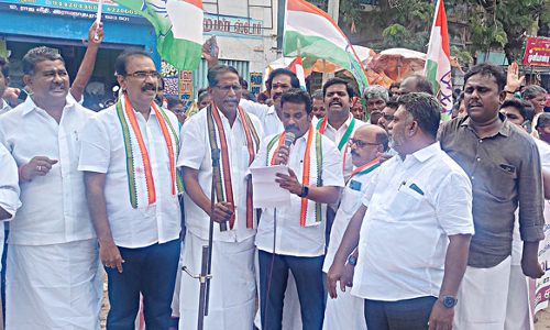 மத்திய அரசை கண்டித்து காங்கிரசார் ஆா்ப்பாட்டம்