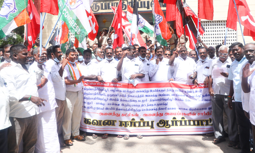 கடலூரில் அனைத்துக் கட்சியினர்  கவன ஈர்ப்பு ஆர்ப்பாட்டம்