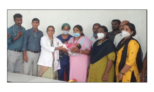 ஓசூர் அரசு மருத்துவமனையில்  கைவிடப்பட்ட 2 பச்சிளங்குழந்தைகள்  மாவட்ட அலுவலரிடம் ஒப்படைப்பு