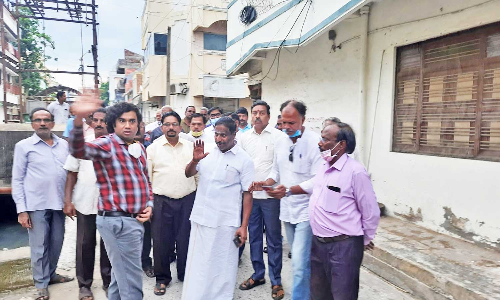 ரூ.8 கோடியில் சின்ன வாய்க்கால் மேம்படுத்தும் பணி  நேரு எம்.எல்.ஏ.  ஆய்வு