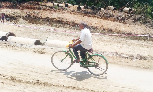 ஏரி உபரி நீர் செல்லும் பாதையில் புதிய தரைப்பாலம்