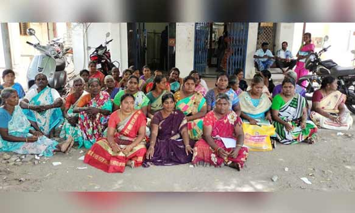 ரூ.48 லட்சம் மோசடி: வங்கி ஊழியர்களை கண்டித்து சுயஉதவிக்குழுவினர் முற்றுகை