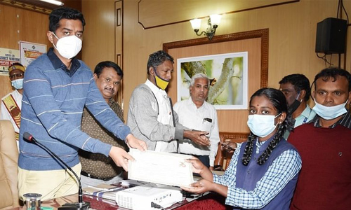 நீலகிரியில் பேச்சு, கட்டுரைப்போட்டியில் வென்ற மாணவர்களுக்கு பரிசு